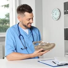 Load image into Gallery viewer, OrthoPearl - ergonomische, rutschfeste &amp; schmerzlindernde Sandalen
