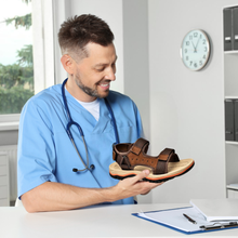 Load image into Gallery viewer, OrthoFinn - ergonomische schmerzlindernde Sandalen - Unisex
