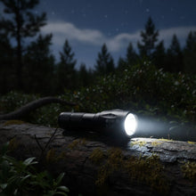 Load image into Gallery viewer, Lumen Pro - taktische Taschenlampe für pure Helligkeit und Sicherheit
