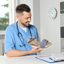 Load image into Gallery viewer, OrthoLuna  - orthopädische schmerzlindernde Sandalen für mehr Komfort - Sonderaktion 1+1 Gratis
